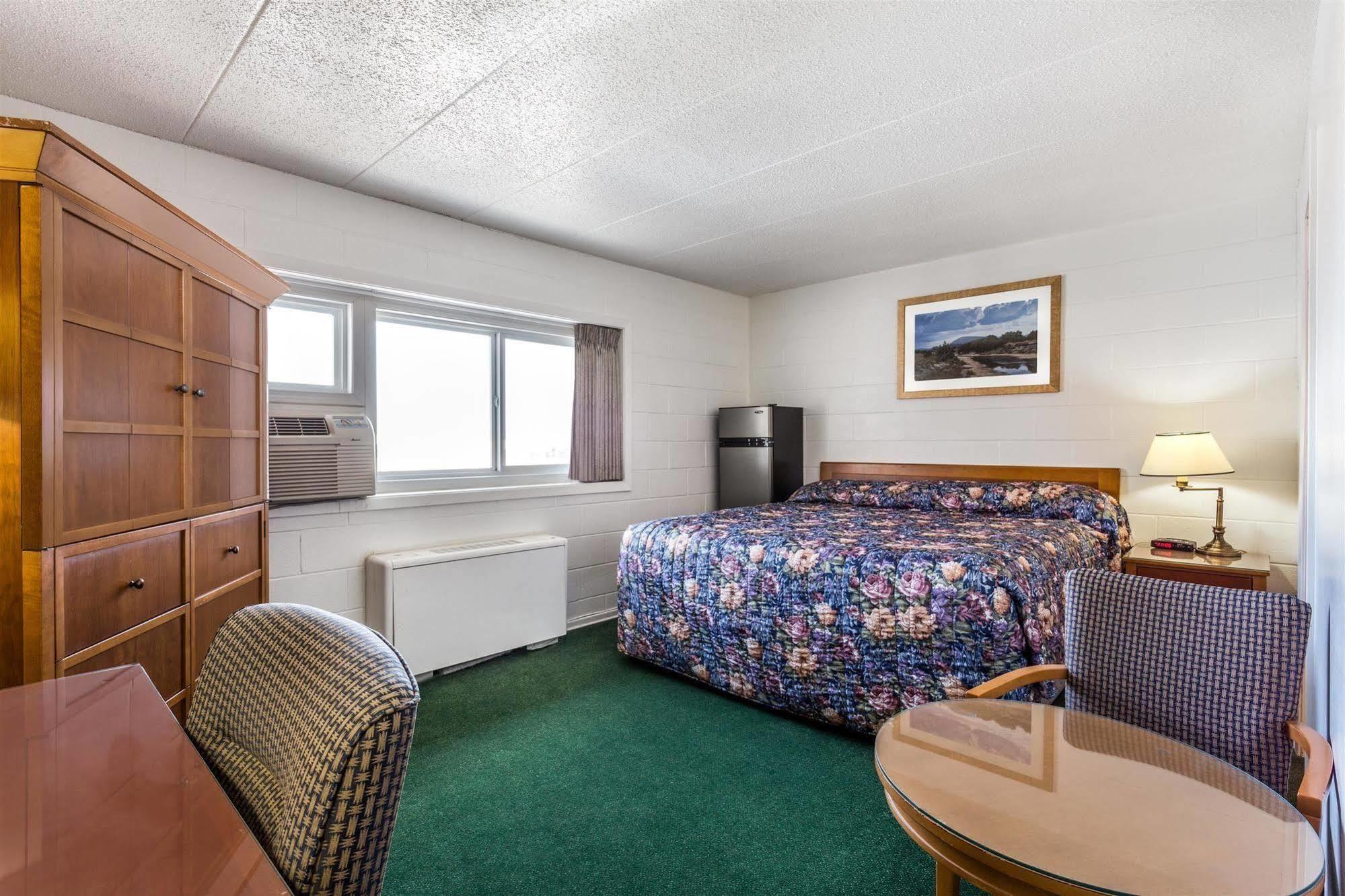 Moosejaw Inn Moose Jaw Buitenkant foto